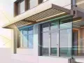 Le soleil frappe un bâtiment moderne. Une casquette de bâtiment protège les fenêtres du soleil, tandis que des flux d'air verts indiquent la ventilation.