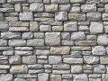 Un mur de pierres irrégulières, un joint solide et rustique qui raconte une histoire de temps et de nature.