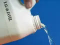 Maintenant, quelle dilution eau de javel pour nettoyer façade ? Un bidon blanc étiqueté "EAU de JAVEL" verse un liquide clair sur fond bleu.