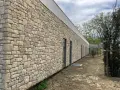 Mur extérieur en pierre naturelle, un choix durable et esthétique. Quel matériaux pour mur extérieur ? La pierre offre une beauté intemporelle.