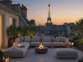 Aménagement toit terrasse parisien avec vue sur la Tour Eiffel, mobilier confortable et feu de camp.