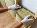 Pose des isolants dans une structure murale en bois. Une solution pour un mur humide que faire ?