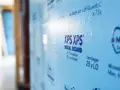 Panneau bleu clair d'isolant polystyrène extrudé XPS, prêt pour l'isolation d'une maison.