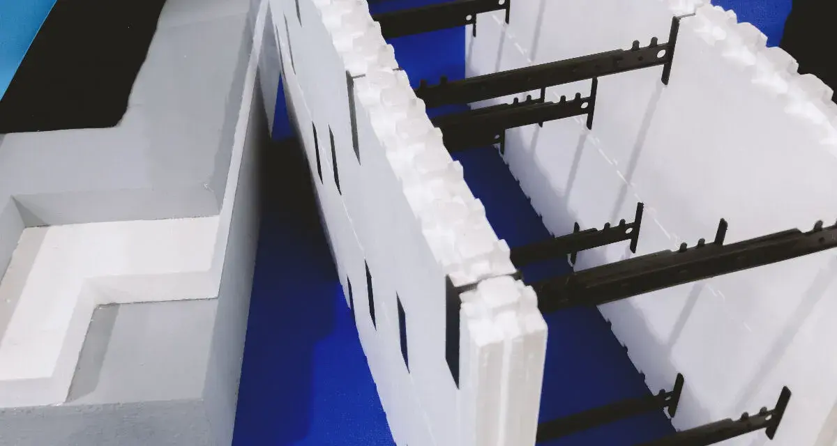 Blocs de coffrage perdu en polystyrène, prêts à être assemblés pour une construction isolante.