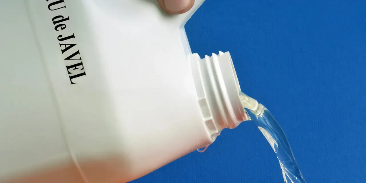 Maintenant, quelle dilution eau de javel pour nettoyer façade ? Un bidon blanc étiqueté "EAU de JAVEL" verse un liquide clair sur fond bleu.