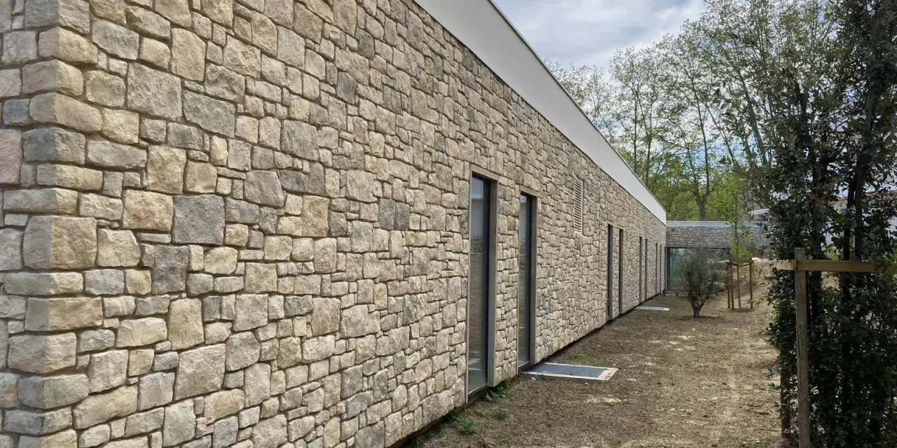 Mur extérieur en pierre naturelle, un choix durable et esthétique. Quel matériaux pour mur extérieur ? La pierre offre une beauté intemporelle.