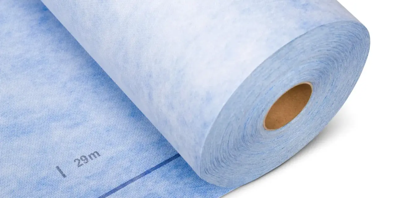 Rouleau de natte d'étanchéité bleue, prête à l'emploi pour protéger vos surfaces.