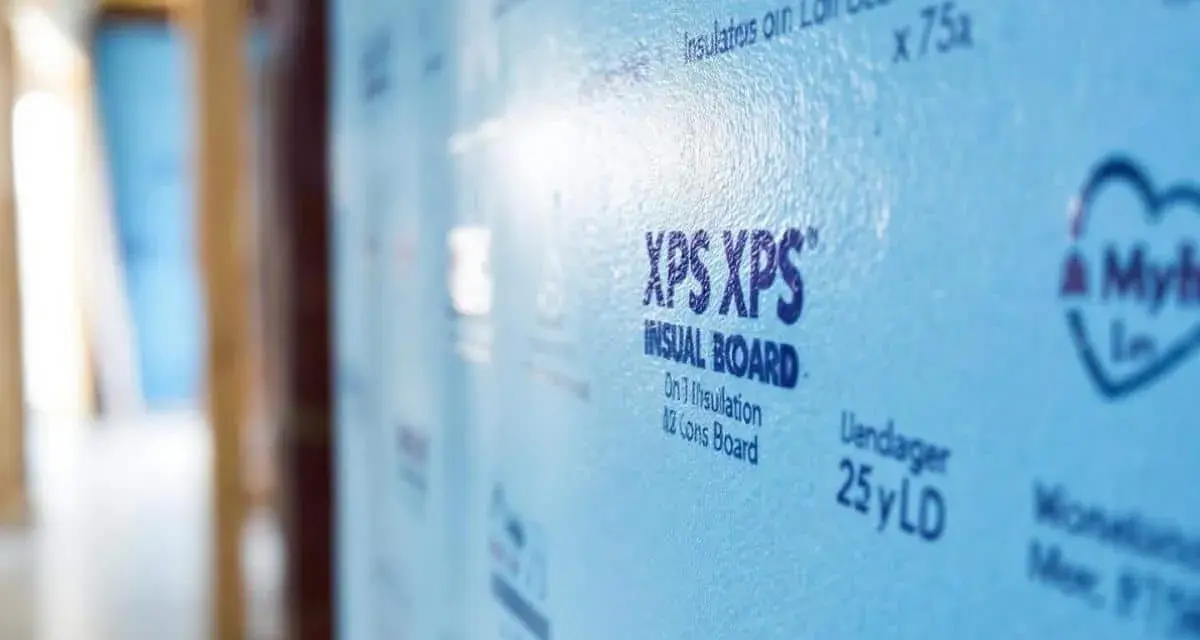 Panneau bleu clair d'isolant polystyrène extrudé XPS, prêt pour l'isolation d'une maison.