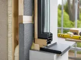 Coupe d'une fenêtre montrant l'isolation et les matériaux pour éviter le pont thermique et la condensation.