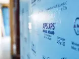 Panneau bleu clair d'isolant polystyrène extrudé XPS, prêt pour l'isolation d'une maison.