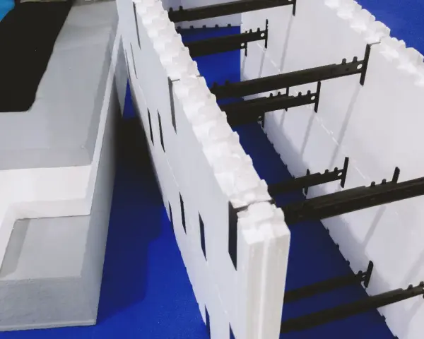 Blocs de coffrage perdu en polystyrène, prêts à être assemblés pour une construction isolante.