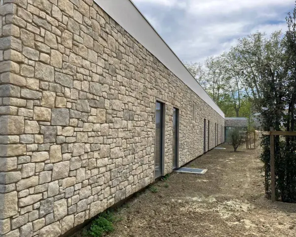 Mur extérieur en pierre naturelle, un choix durable et esthétique. Quel matériaux pour mur extérieur ? La pierre offre une beauté intemporelle.