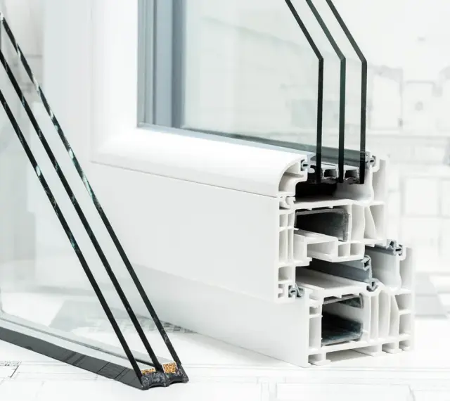 Section d'une fenêtre blanche montrant le profilé et le **triple vitrage** pour une isolation optimale.