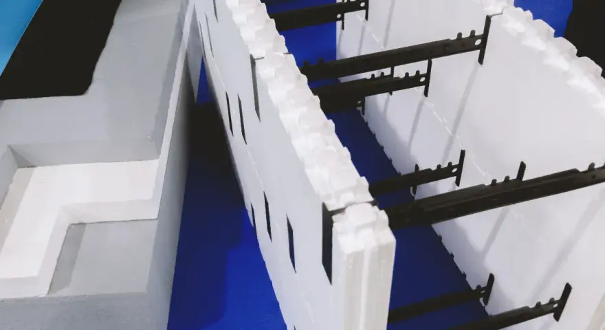 Blocs de coffrage perdu en polystyrène, prêts à être assemblés pour une construction isolante.