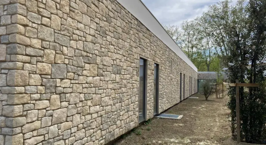 Mur extérieur en pierre naturelle, un choix durable et esthétique. Quel matériaux pour mur extérieur ? La pierre offre une beauté intemporelle.