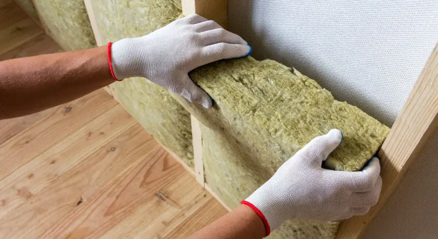 Pose des isolants dans une structure murale en bois. Une solution pour un mur humide que faire ?