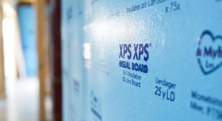 Panneau bleu clair d'isolant polystyrène extrudé XPS, prêt pour l'isolation d'une maison.