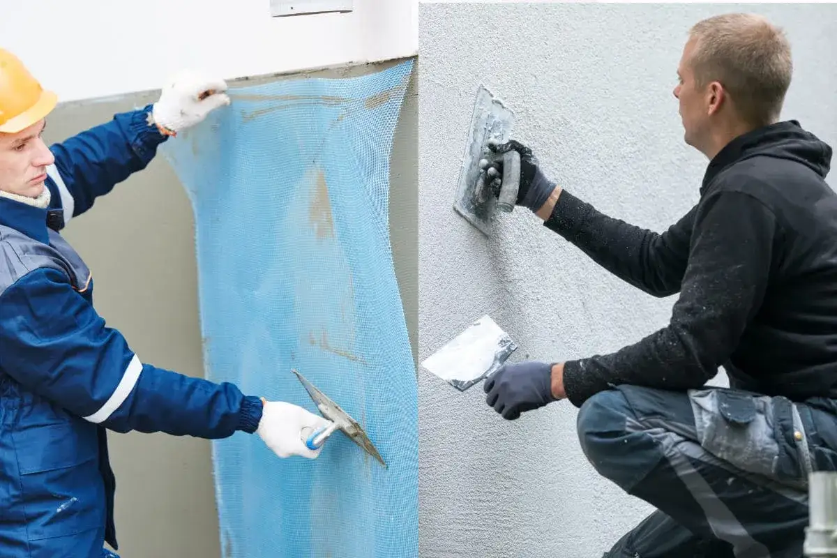 Pose d'une armature pour réparer une fissure crepis maison. Un ouvrier applique un enduit sur le mur.