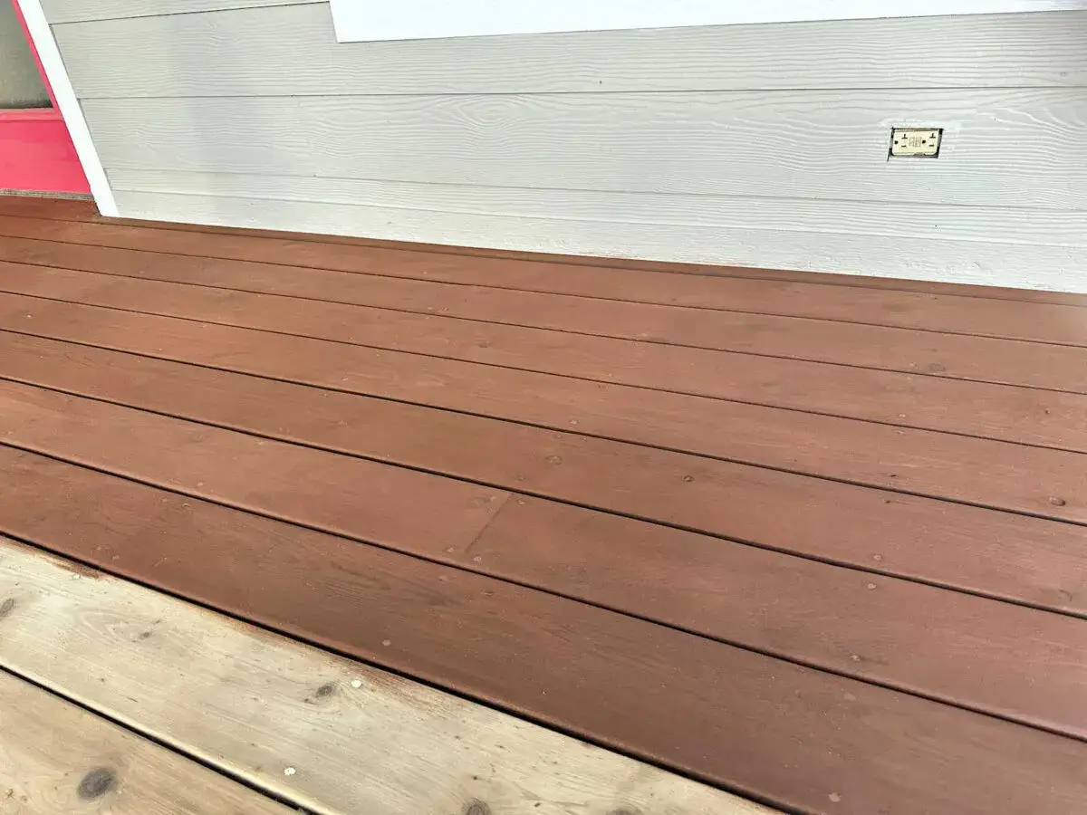 Le bois de la terrasse est traité à l'huile de lin, lui donnant une belle teinte brune. Une partie est encore à l'état brut, prête pour le traitement.