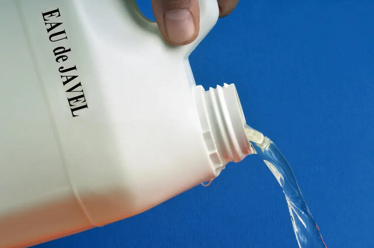 Maintenant, quelle dilution eau de javel pour nettoyer fa&ccedil;ade ? Un bidon blanc &eacute;tiquet&eacute; 