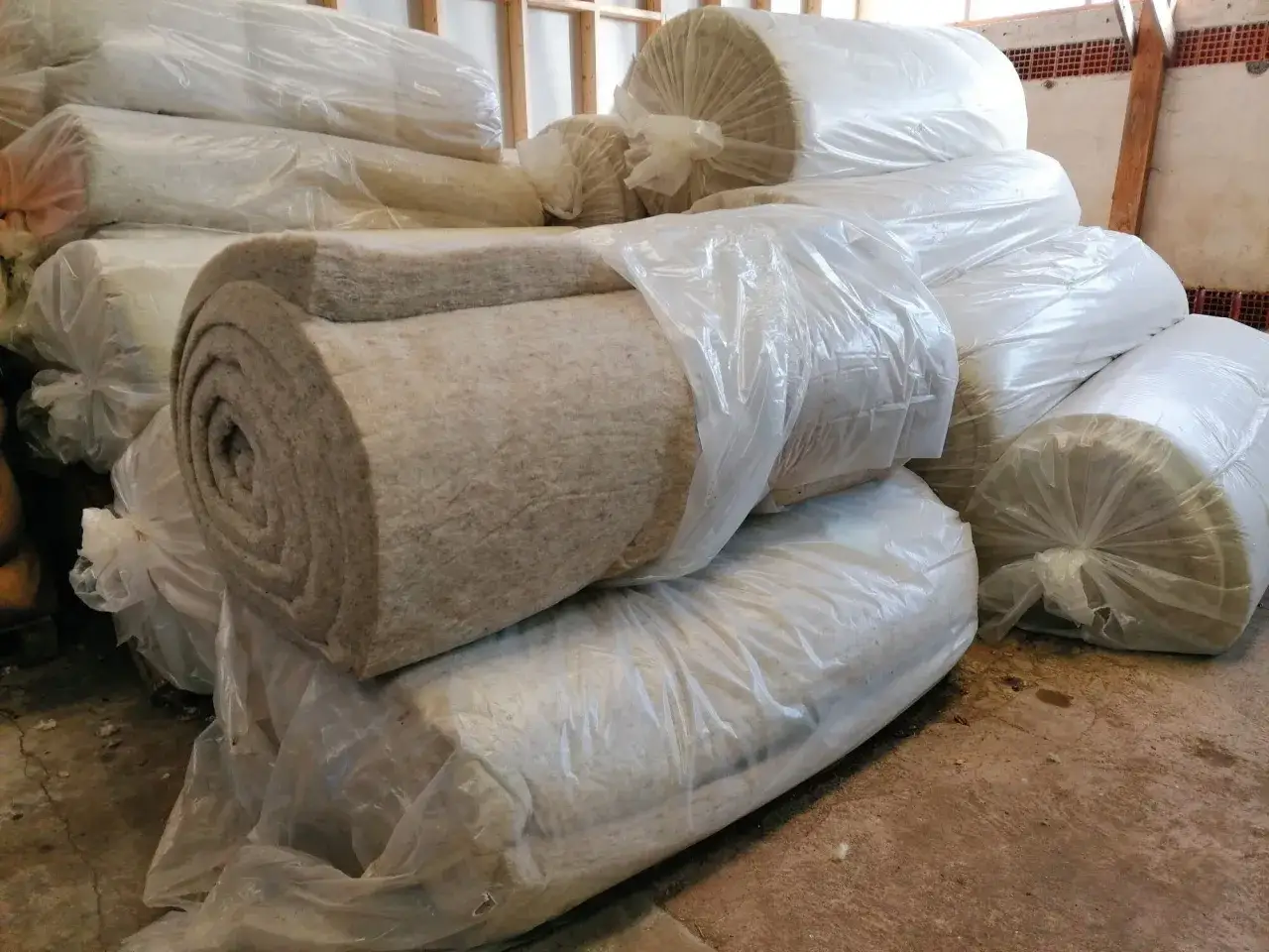 Rouleaux de laine de mouton, prêts pour l'isolation thermique et acoustique. Un matériau naturel et écologique pour vos projets de construction.