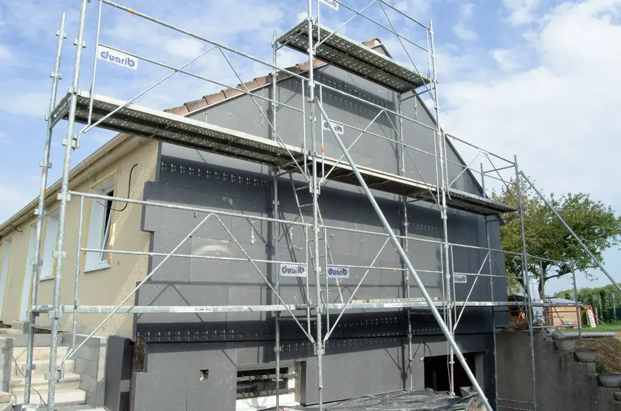 &Eacute;chafaudage autour d'une maison en cours de ravalement. La dur&eacute;e du ravalement de fa&ccedil;ade d&eacute;pend de l'ampleur des travaux.