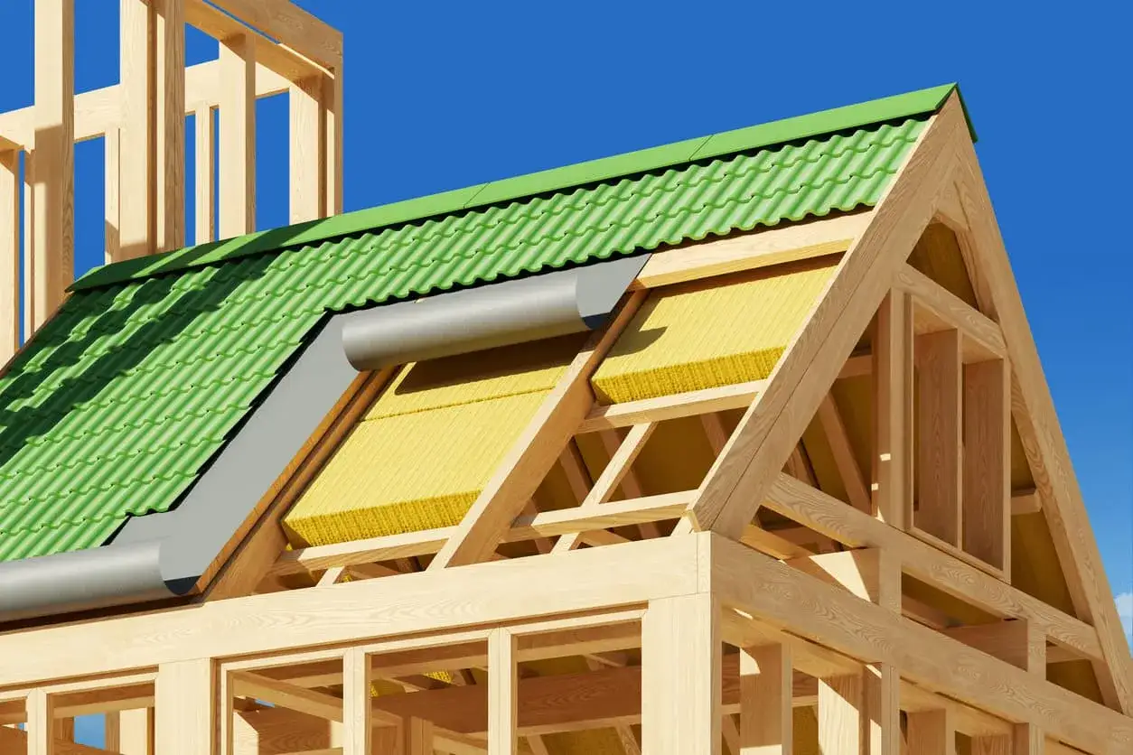 Coupe d'une toiture verte en construction, montrant la structure en bois, le panneau isolant toiture jaune et les tuiles.