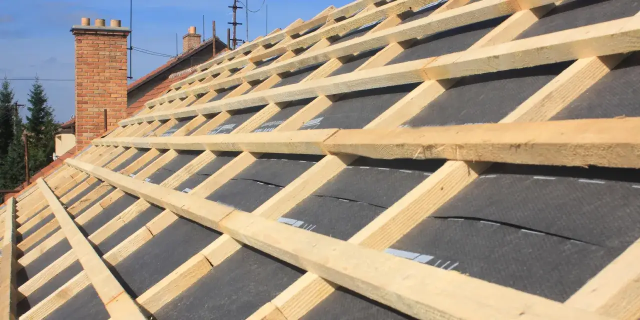 Charpente en bois avec membrane pare-pluie toiture install&eacute;e, pr&ecirc;te pour les tuiles.