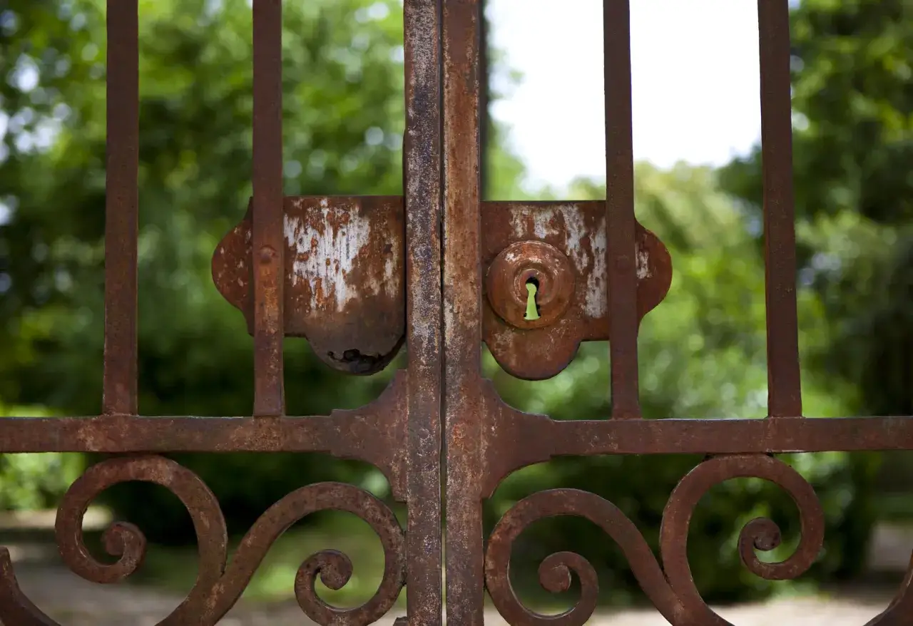 Porte de jardin rouillée avec serrure. Comment enlever la rouille pour redonner son éclat à ce portail ancien.