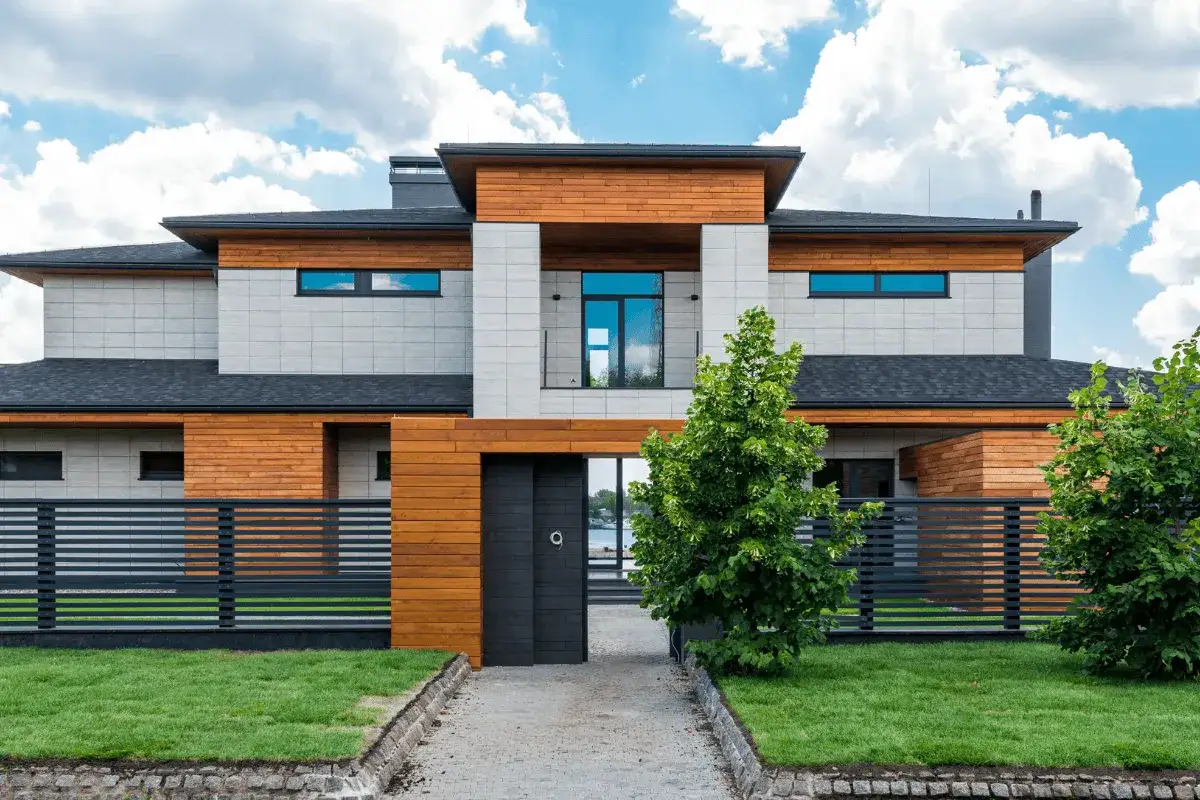 Maison moderne avec murs ext&eacute;rieurs combinant bois et pierre. Un exemple de quel mat&eacute;riaux pour mur ext&eacute;rieur choisir pour un look contemporain.