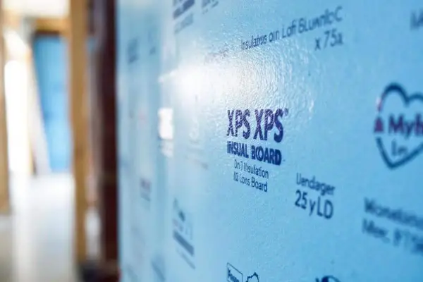 Panneau bleu clair d'isolant polystyrène extrudé XPS, prêt pour l'isolation d'une maison.